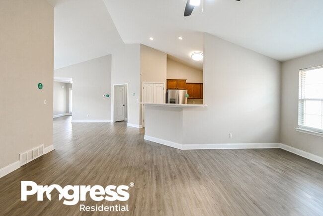 Building Photo - 2932 S Hartland