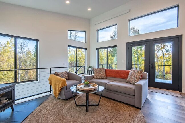 Foto del edificio - 6177 Ruffed Grouse Rd