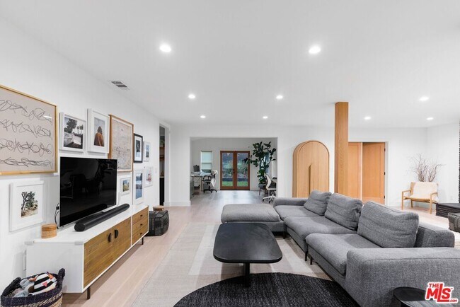 Foto del edificio - 5658 Coliseum St