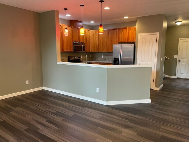 Foto del edificio - Custom Townhome in Camas School District! Stainless Steel Appliances and A/C!