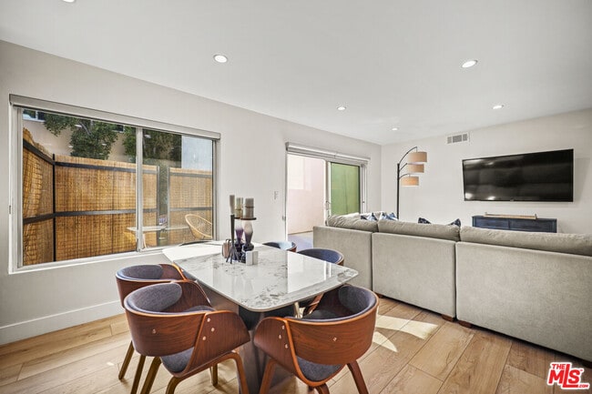 Foto del edificio - 1045 Kings Rd