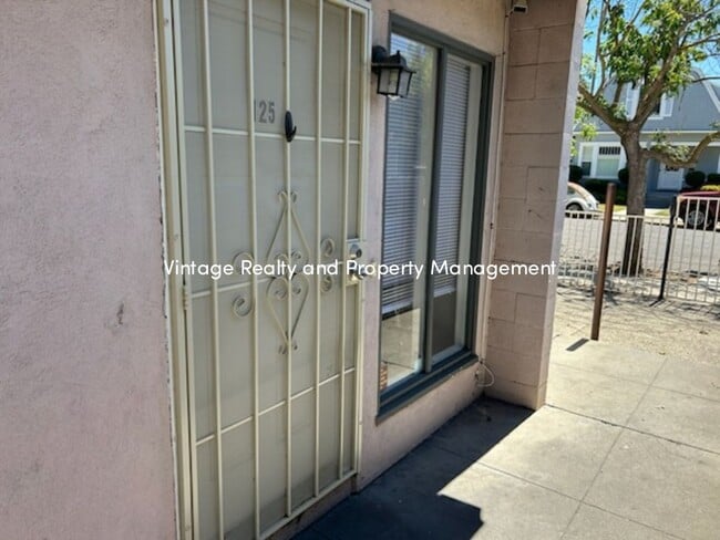 Building Photo - This Updated 2 Bedroom Duplex Is Ready to ...
