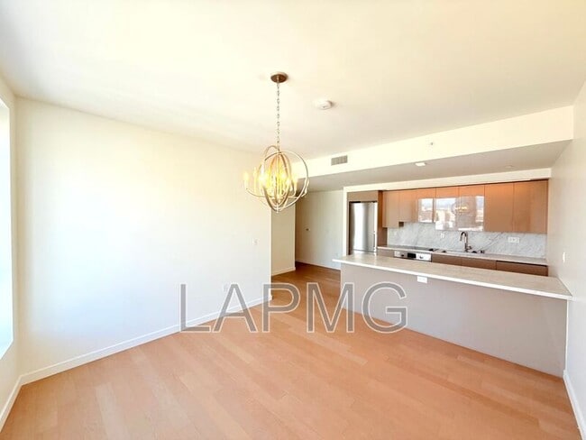 Foto del edificio - 1050 S Grand Ave