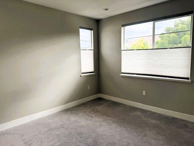 Building Photo - Modern Tri-Level Townhome in Prime Hayward...