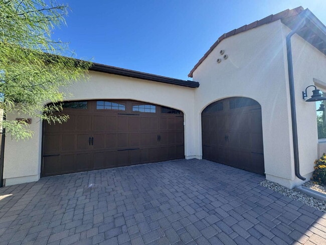 Building Photo - 120 E Iloca Ln