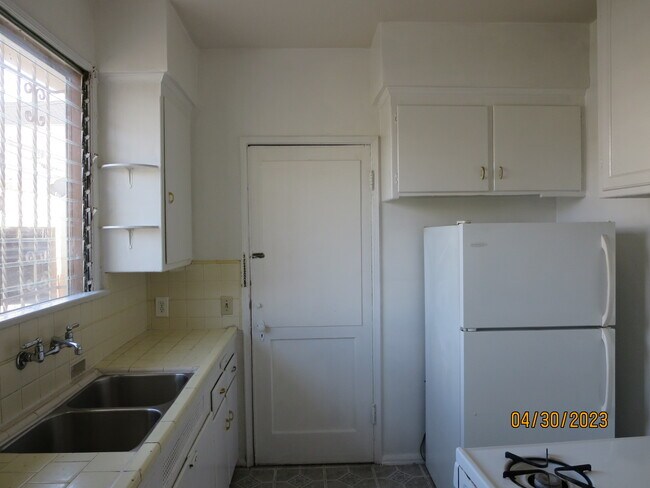 Kitchen - 5640 W 6th St