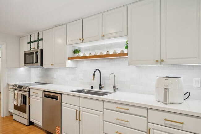 Foto del edificio - Bright & Updated 4BD Home with Detached Studio ADU first week of July!
