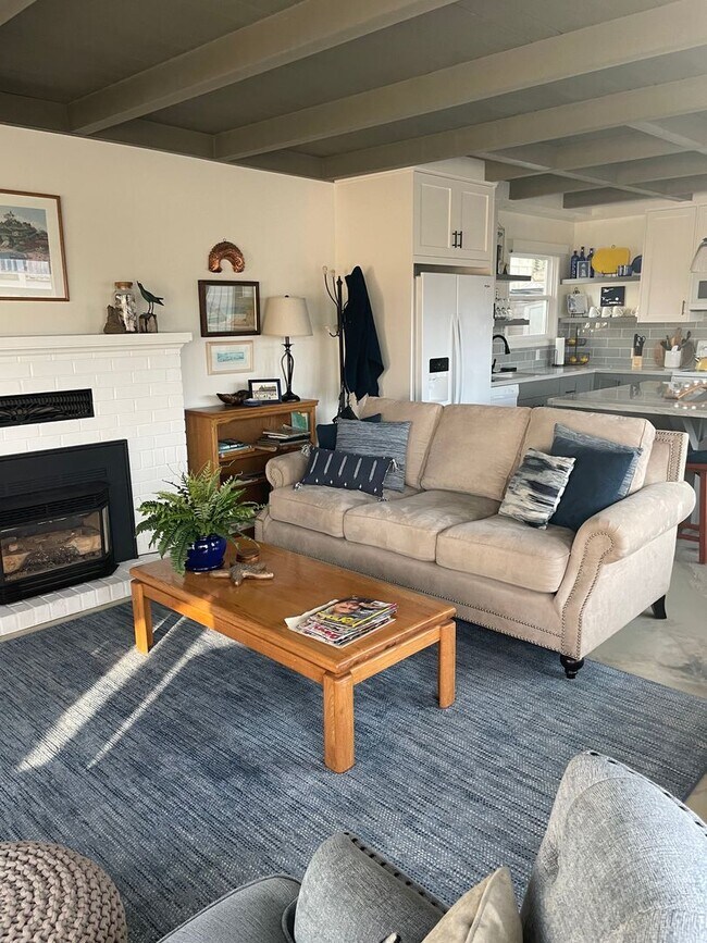 Building Photo - Furnished Yacht Harbor 3 bed/ 2 bath Beach...