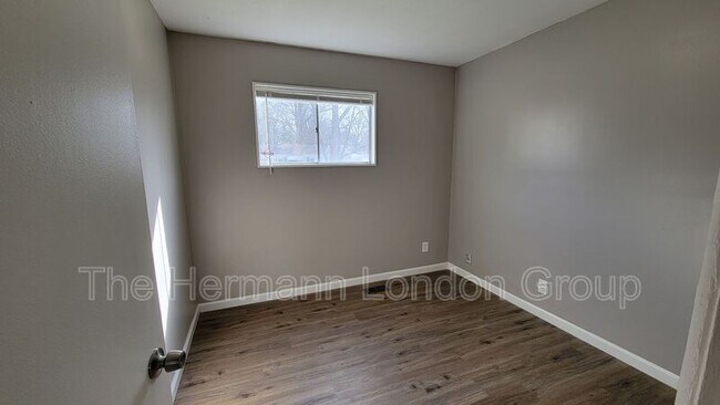 Foto del edificio - 227 Meadowcrest Dr