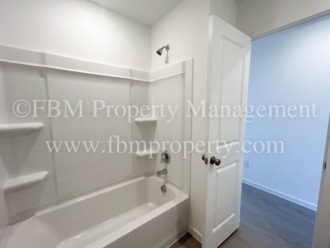 Building Photo - 644 W Criner St