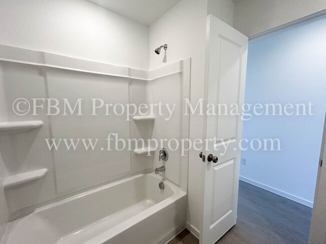 Foto del edificio - 644 W Criner St