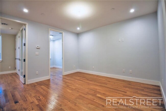 Building Photo - Large 2.5 Bed + LAUNDRY In Unit & Roof Deck!