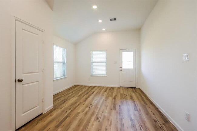 Building Photo - 15807 Kinord Ter Dr