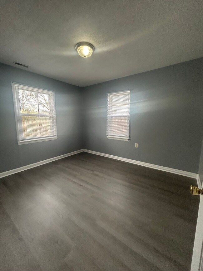 Building Photo - Freshly Painted 3 Bedroom House