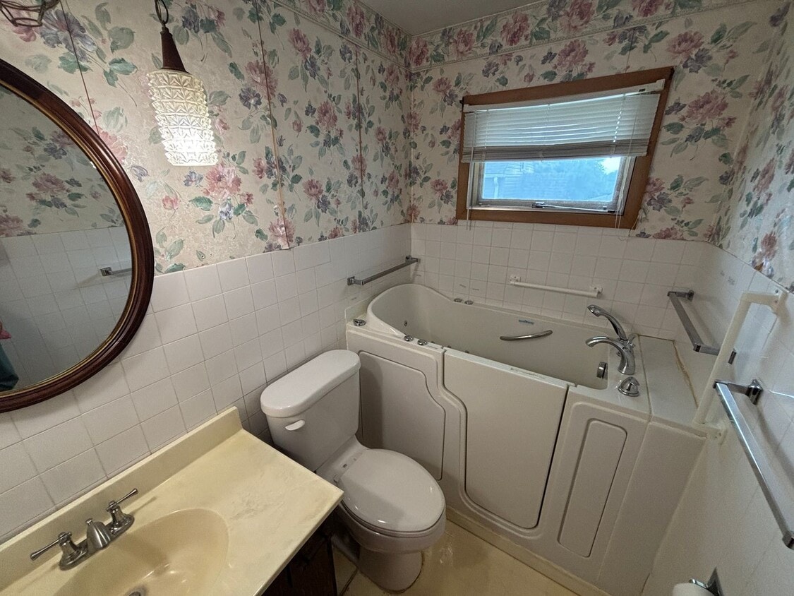 Primary Photo - $1450 - 2 Bed 1 Bath Home
