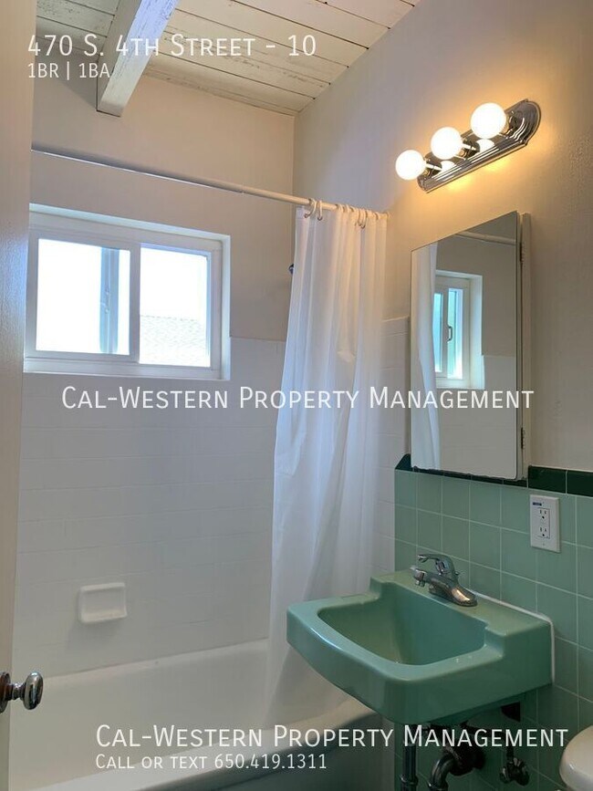 Building Photo - Top Floor ONE BEDROOM AVAILABLE NOW
