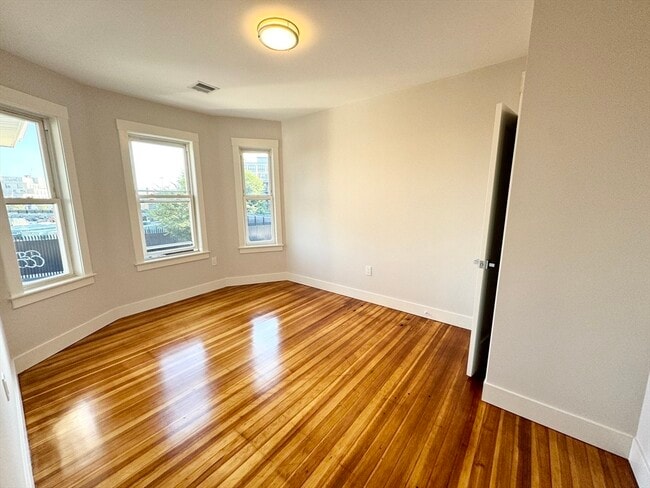 Building Photo - 147 E Cottage St