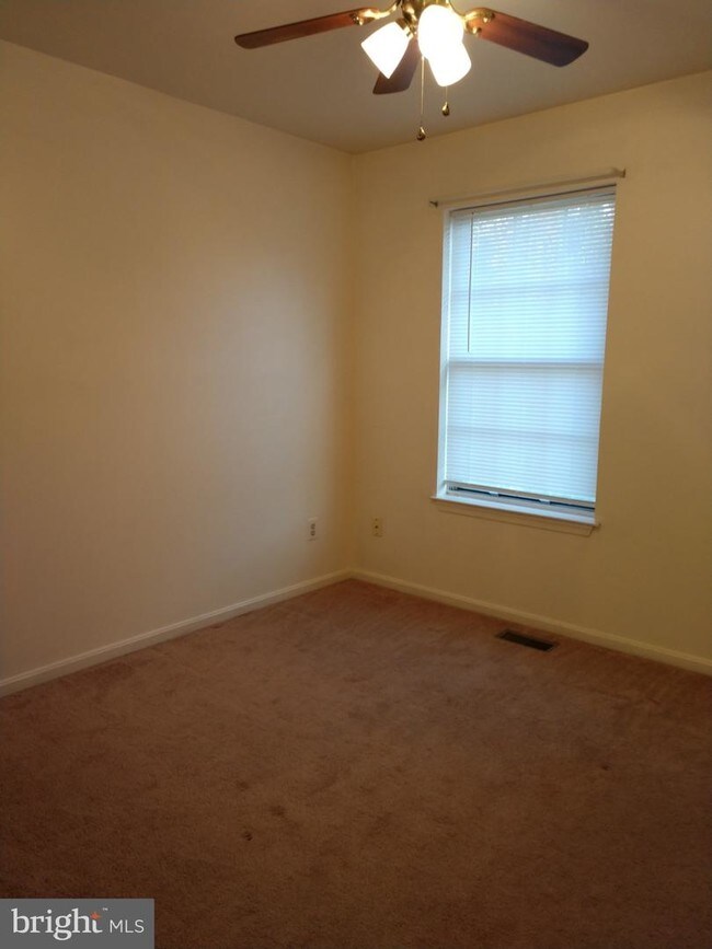 Building Photo - 305 Barclay Ct