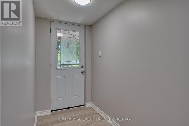Photo du bâtiment - 151-151 Dauphin Ave