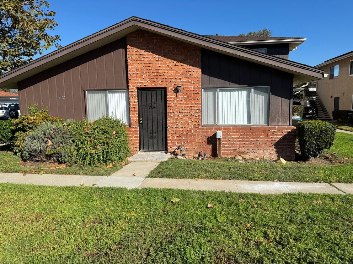Foto principal - Fully Renovated 2 bedroom 1 Bath Condo