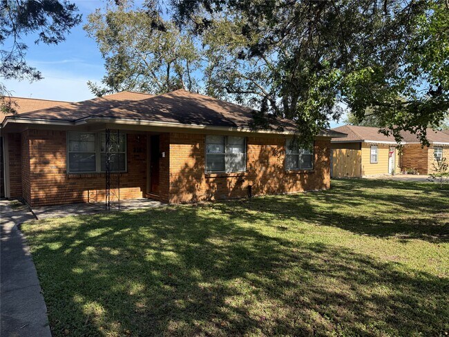 Building Photo - 216 Schilling Ave