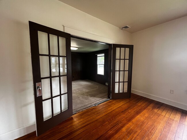 Building Photo - Beautiful 4 Bedroom 1.5 Bath in Marietta !