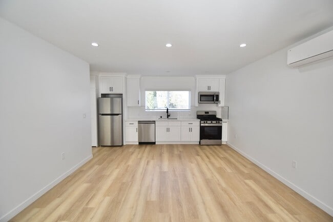 Building Photo - 11645 Moorpark St