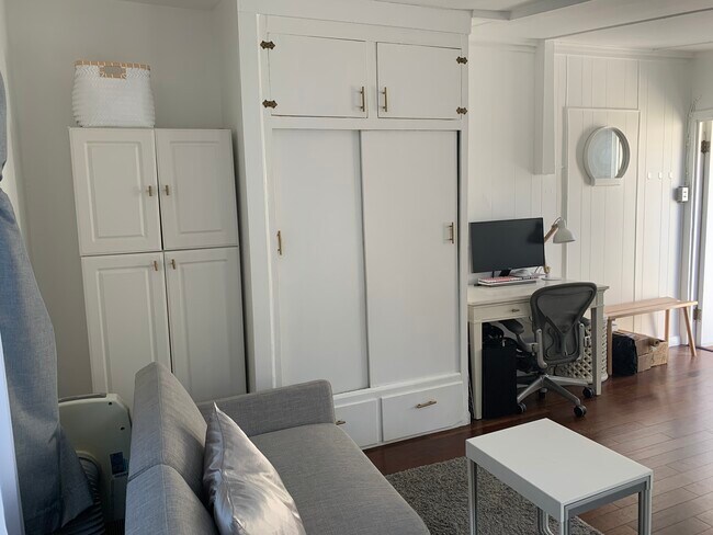 Foto del edificio - 8730 Rosewood Ave