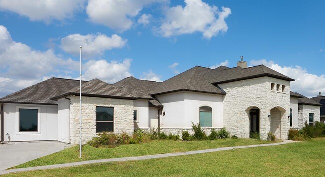 Building Photo - 7911 Stratford Hall Dr
