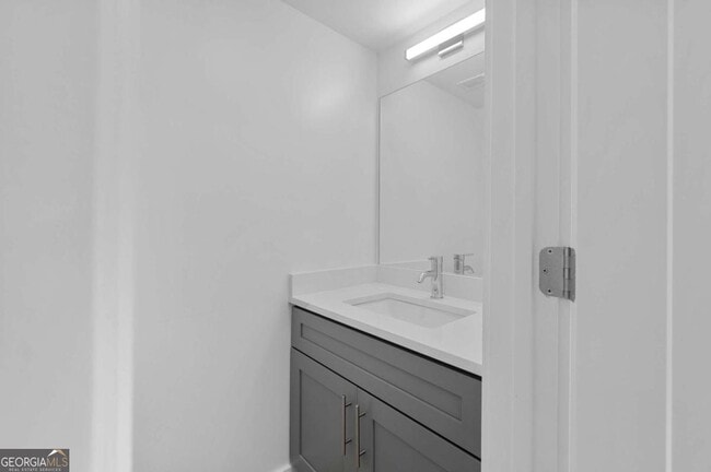 Building Photo - 237 Howard St NE