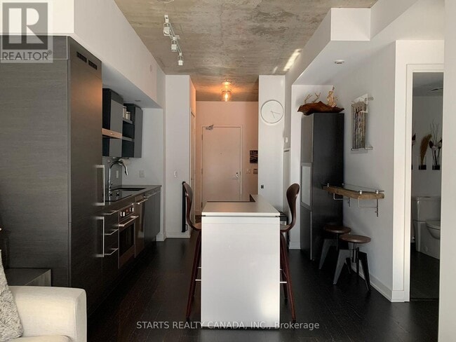 Building Photo - 1030 King St W