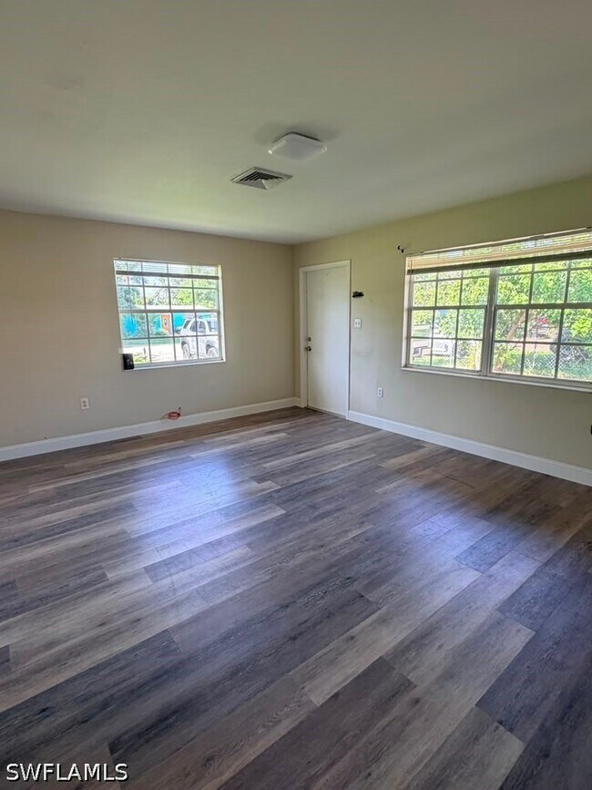Building Photo - 3080 Linwood Ave