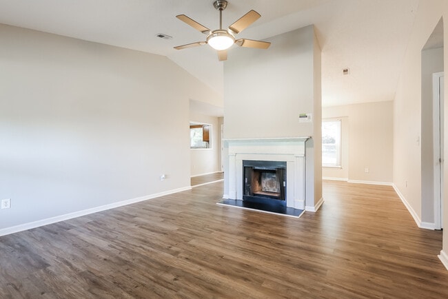 Building Photo - 302 Laurel Tree Ln