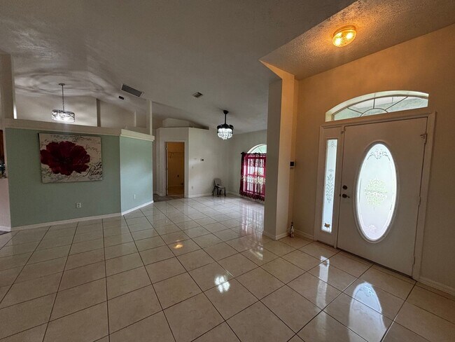 Foto del edificio - 3/2 Home Silver Springs Shores with Solar ...