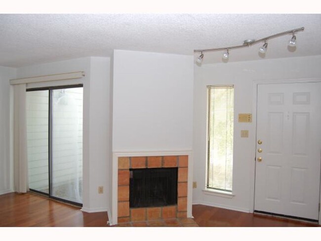 Building Photo - Gables 11 - 2 Bed - 1 1/2 Bath - 2 Car Per...