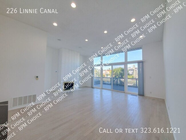 Building Photo - View Ground Level Condo with Parking & Cen...