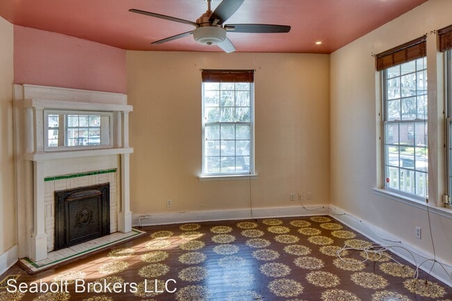 Building Photo - 3 br, 2.5 bath House - 734 E 37th St