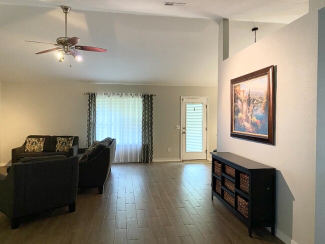 Foto del edificio - 3918 Holleyberry Ln