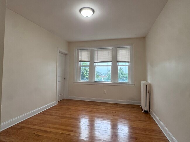 Building Photo - 200 Kelton St