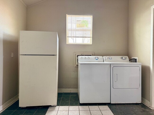 Building Photo - For Rent