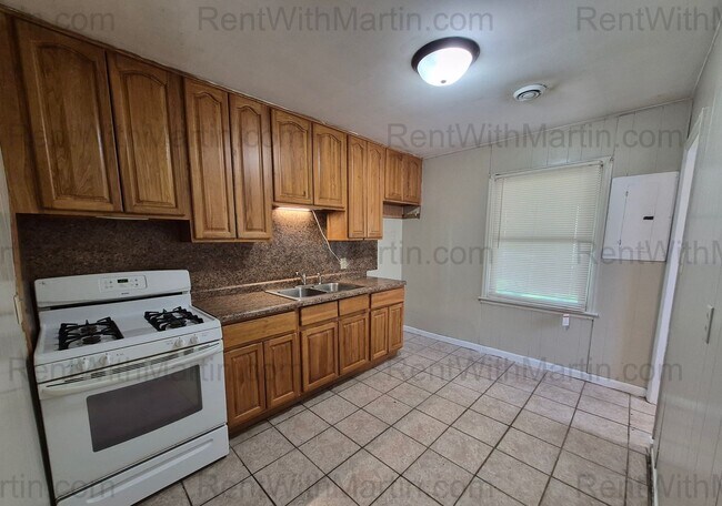 Foto del edificio - FOR RENT- 2 bedrooms on Ackermant! Pets Ok!