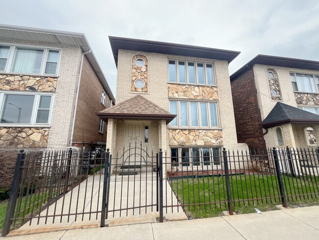 Foto del edificio - 5189 S Archer Ave