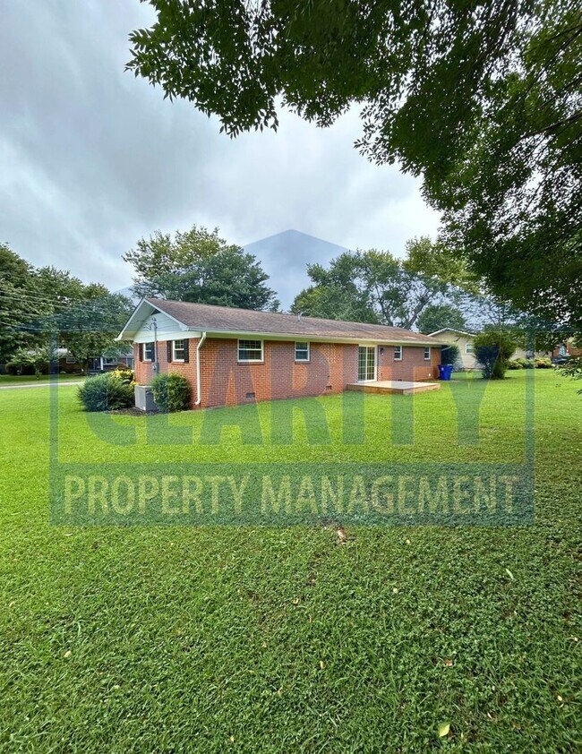 Foto del edificio - Updated ranch-style home in great neighbor...