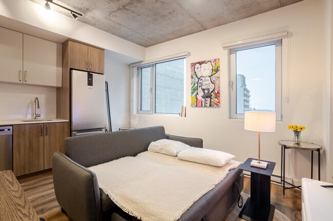 Building Photo - 2198 Rue Sainte-Catherine