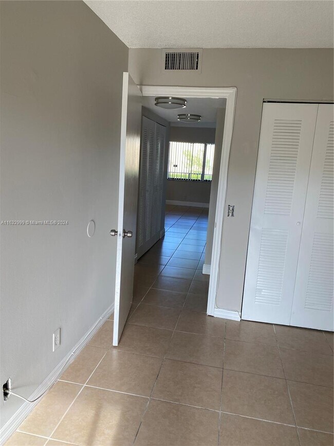 Building Photo - 617 Meadows Cir