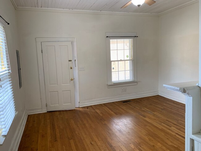 Building Photo - ONE MONTH FREE! - Cozy One Bedroom Cottage...