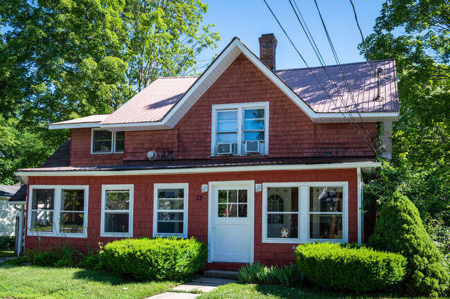 Foto del edificio - 32 Stewart Ave