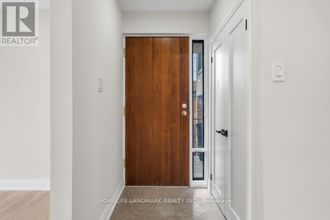 Photo du bâtiment - 135 Waterloo Ave