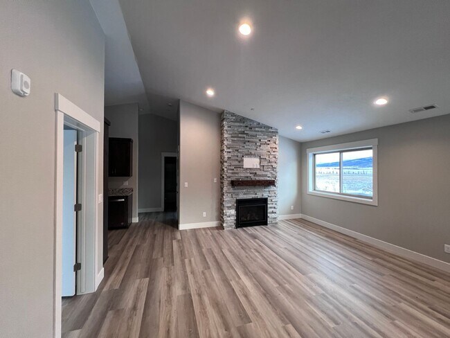 Building Photo - Brand New Upper Floor 3BR/2BA Condo in The...