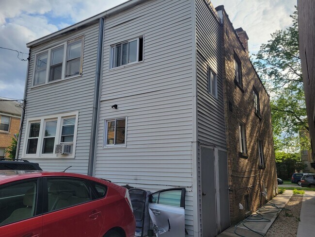 Foto del edificio - 6221 N Albany Ave